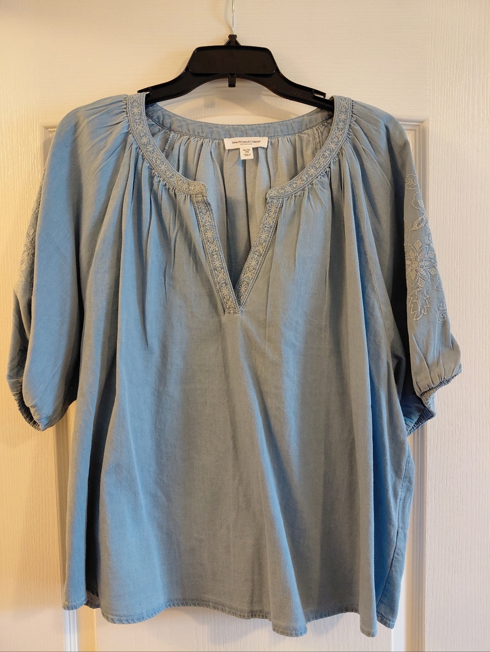 beachlunchlounge Soft Light Blue Embroidered V-Neck Top Brand New Size XL